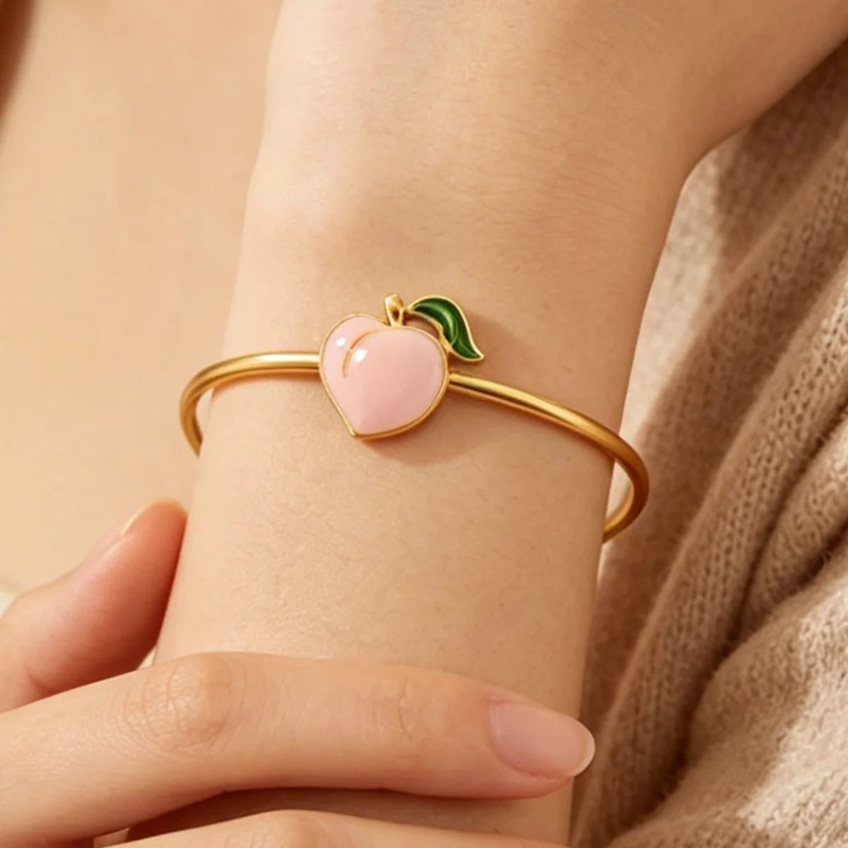 Rosa emaillierter Pfirsich-Armreif für Damen, goldfarben, vergoldeter Edelstahl-Armreif, niedlicher Frucht-Trendschmuck