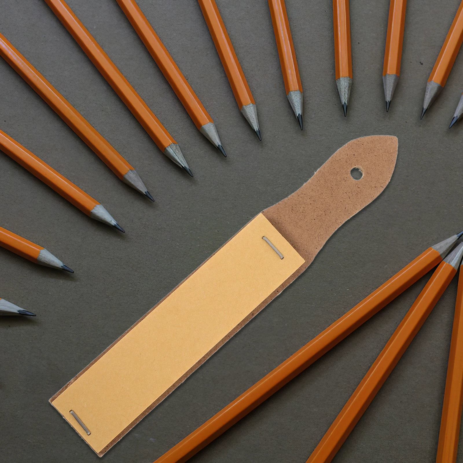 

4 Pcs Sandpaper Boards for Sharpening Sketch Pencils Large Size Ergonomic Handle Wall Hangable Pencil Sharpeners Artistic