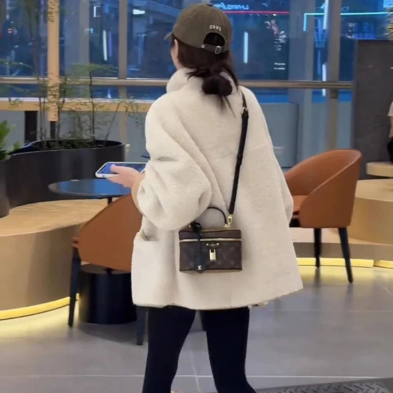 Lam Kraag Verdikte Bont Een Stuk Jas Uitloper Vrouwen 2025 Nieuwe Winter Warme Parka Mode Losse Lange mouwen Jas Tops