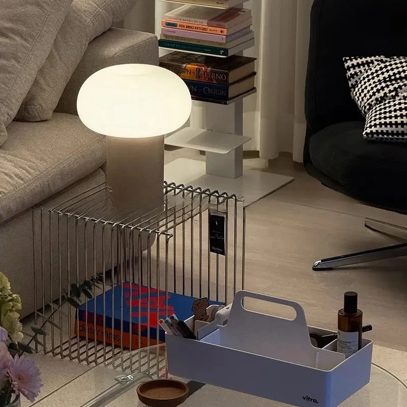 

Дизайнерская подставка-столик из нержавеющей стали. Журнальный столик из кованого железа, который можно комбинировать с журнальным столиком для гостиной.