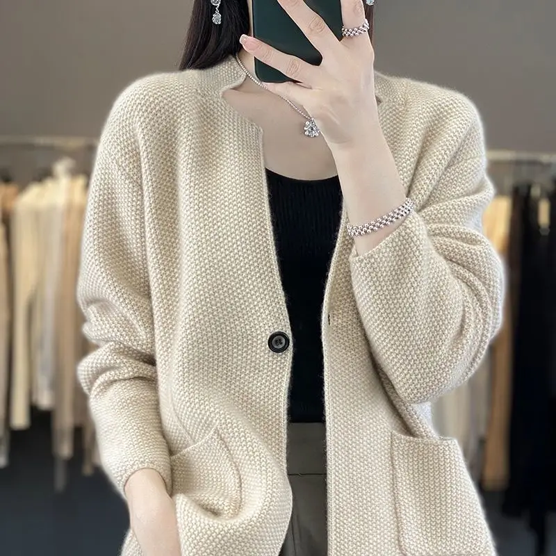 เสื้อคาร์ดิแกนแฟชั่นใหม่สำหรับผู้หญิง ฤดูใบไม้ร่วงและฤดูหนาว เสื้อคอวีทรงหลวม สไตล์โจ๊กเกอร์ เสื้อถักนิตเนื้อนุ่ม เสื้อคลุมคาร์ดิแกนทรงหลวม สไตล์โจ๊กเกอร์