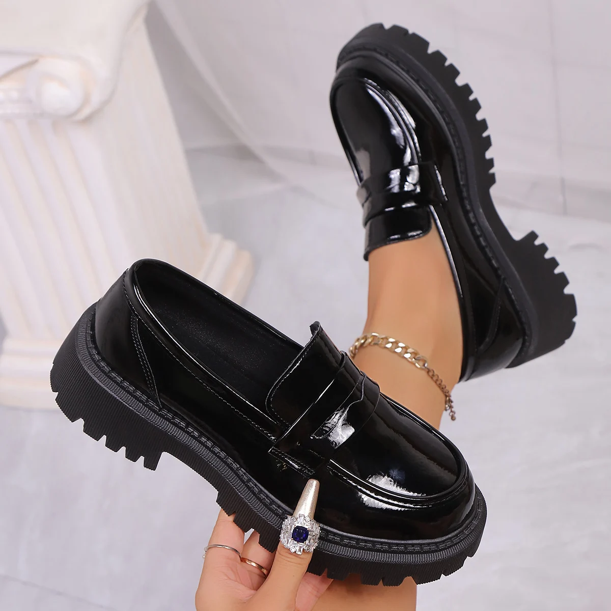 sapatos-femininos-estilo-britanico-plataforma-loafers-2026-tamanhos-grandes-bico-redondo-sola-grossa-couro-pu