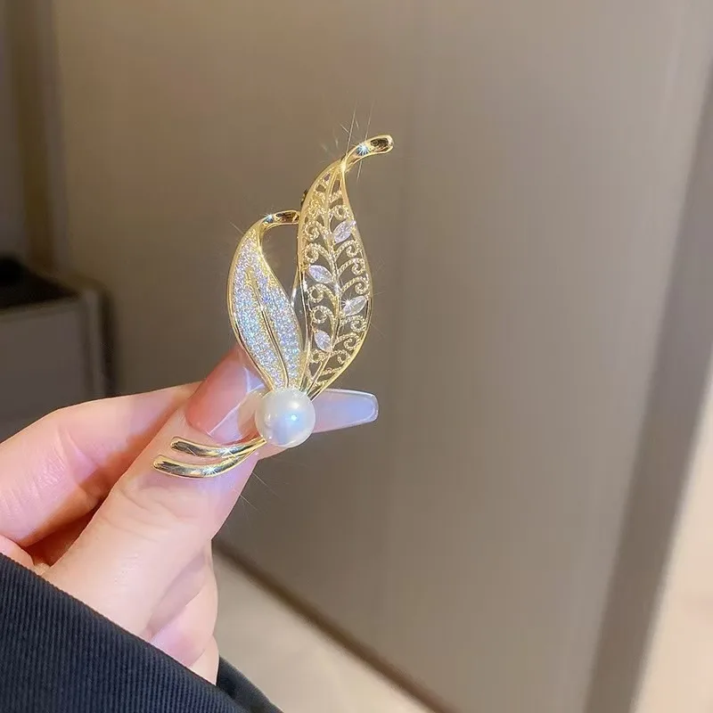 Elegante y lujoso broche de plumas con tachuelas de perlas de imitación con un diseño exquisito que muestra la nobleza y el brillo deslumbrante