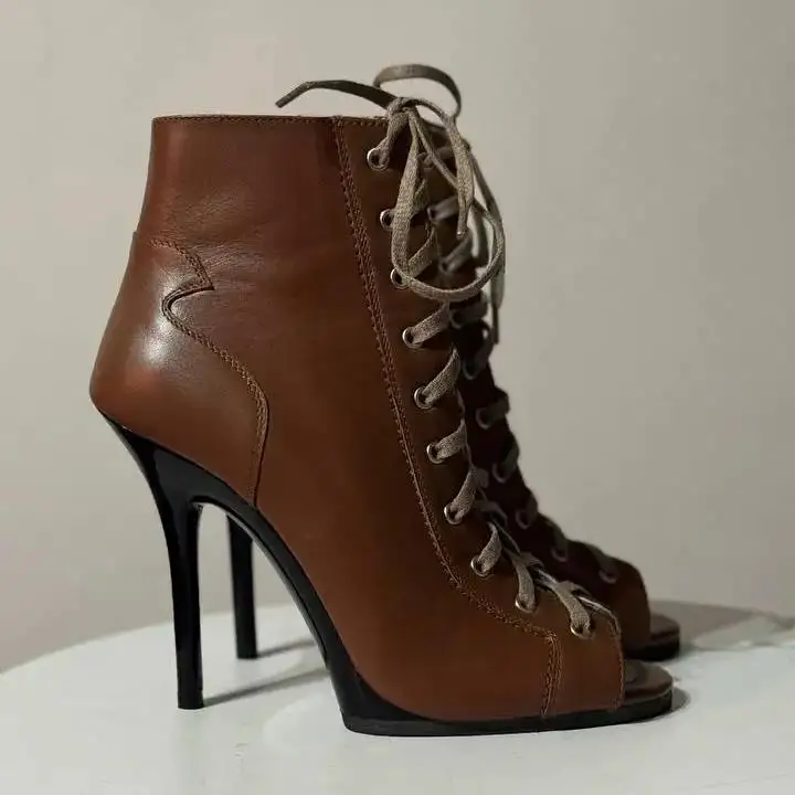 

Новые модные туфли на высоком каблуке 12 см, с черной лакированной подошвой, подходящие для работы или показа на подиуме, 5-дюймовые короткие сапоги, сексуальные короткие сапоги.