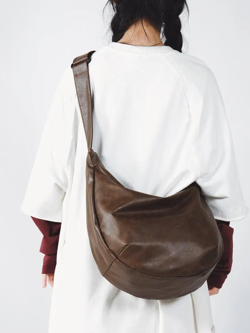New minimalist and trendy shoulder bag with large capacity waterproof design for women's commuting comfort