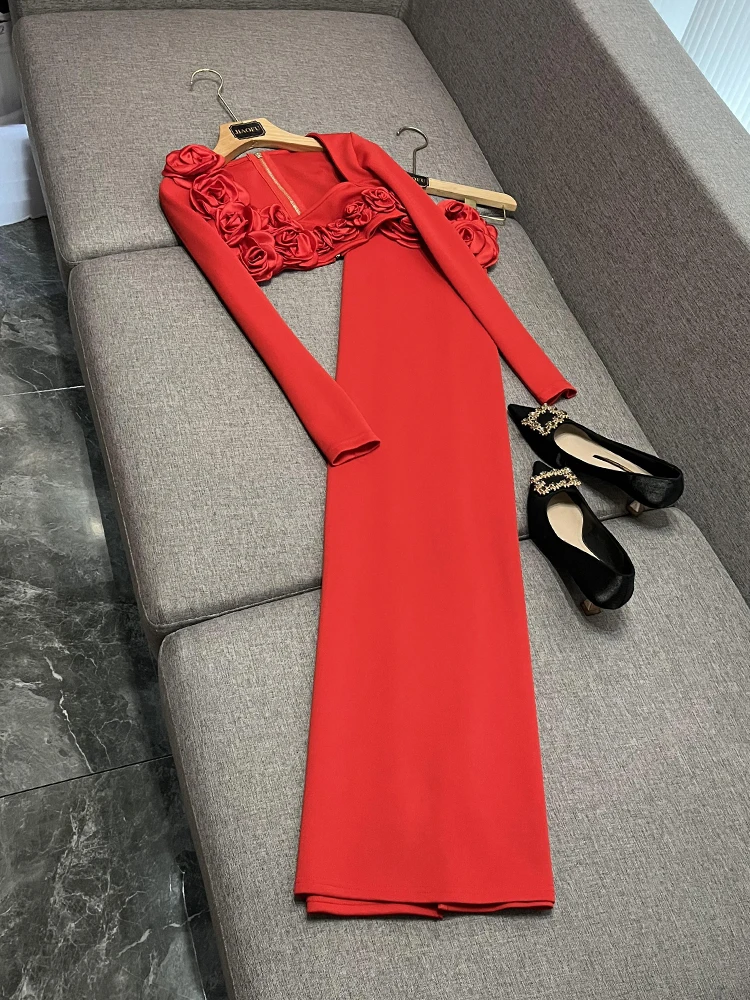 

Элегантный белый комплект из двух предметов: топ с длинными рукавами и цветочным принтом, а также длинная юбка. Облегающий крой. Женский модный ансамбль для офиса.