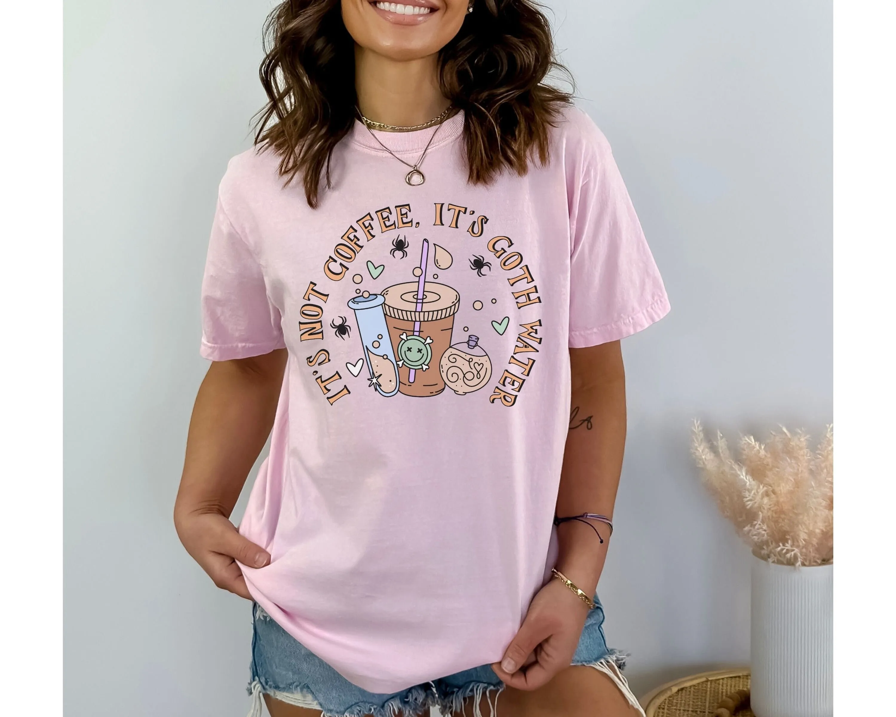 Camiseta de café helado para Halloween, colores cómodos para amantes, mamá cansada, agua gótica con cafeína