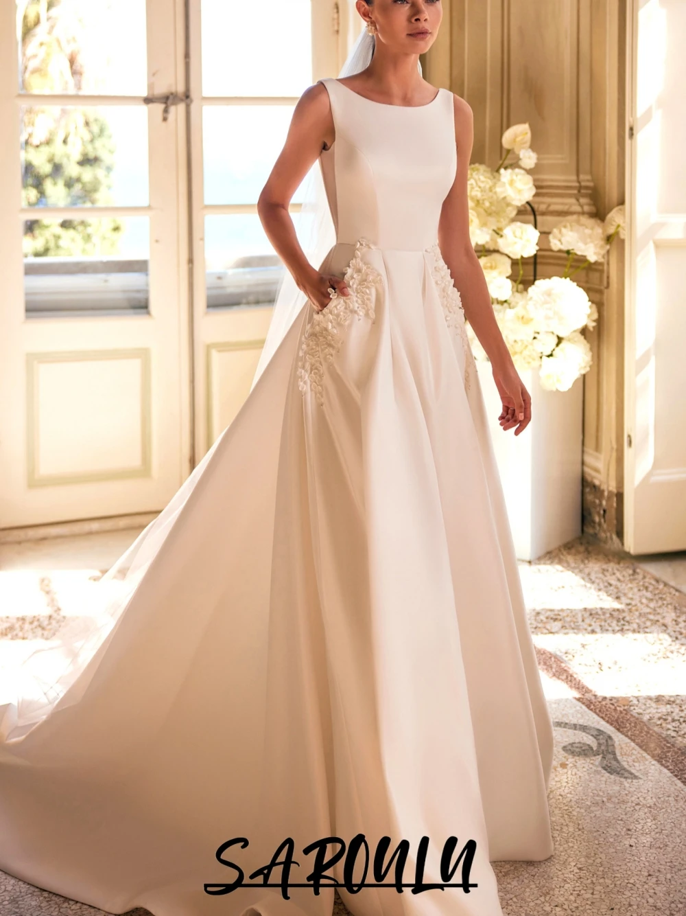 

Flowy Satin Vintage Sleeveless Wedding Dress Romantic A Line Low Back Women Wear Appliques Charming Long Bridal Gown Customized