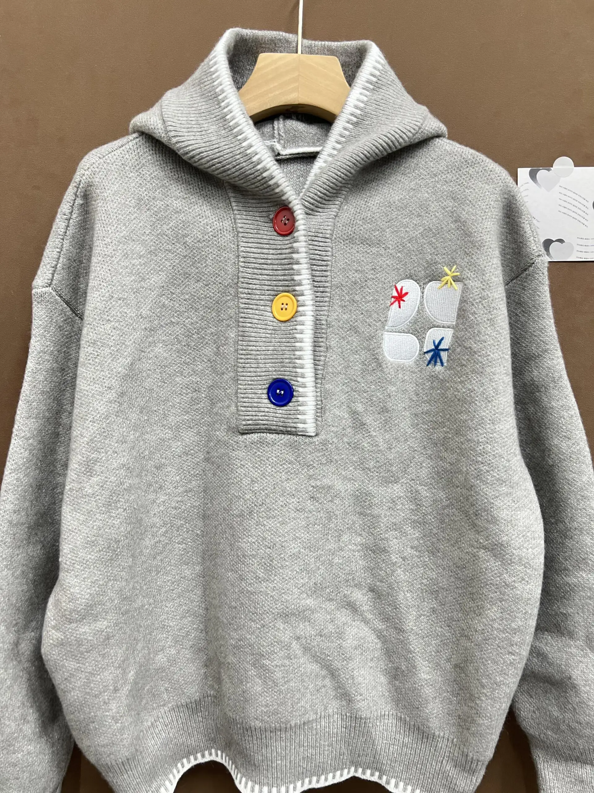 

Модный уютный свободный свитер с капюшоном для женщин: теплый вязаный топ на осень-зиму, комфортный повседневный топ с мультяшным принтом