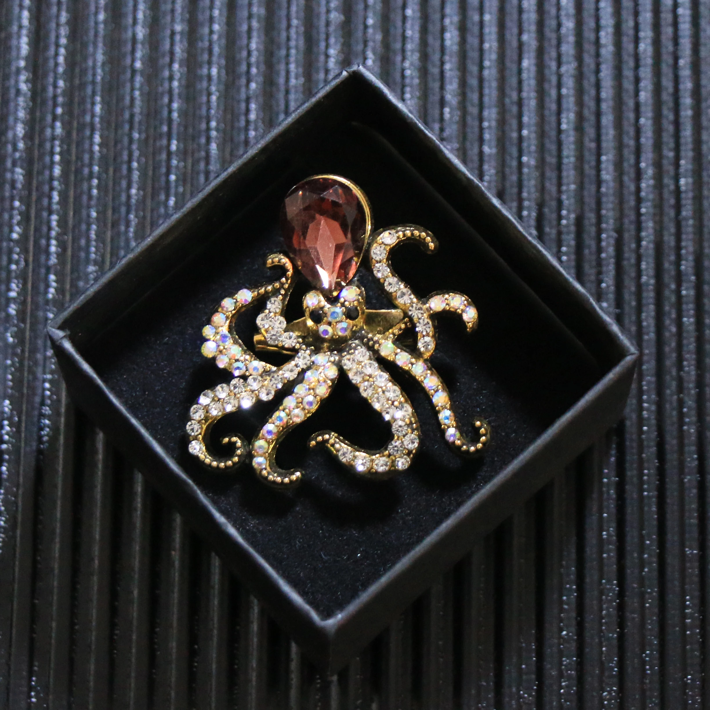 SKEDS New Ocean Series Octopus Animal Brooch Luxury Crystal Pin High-end Corsage Versatile Accessory for Men and Women