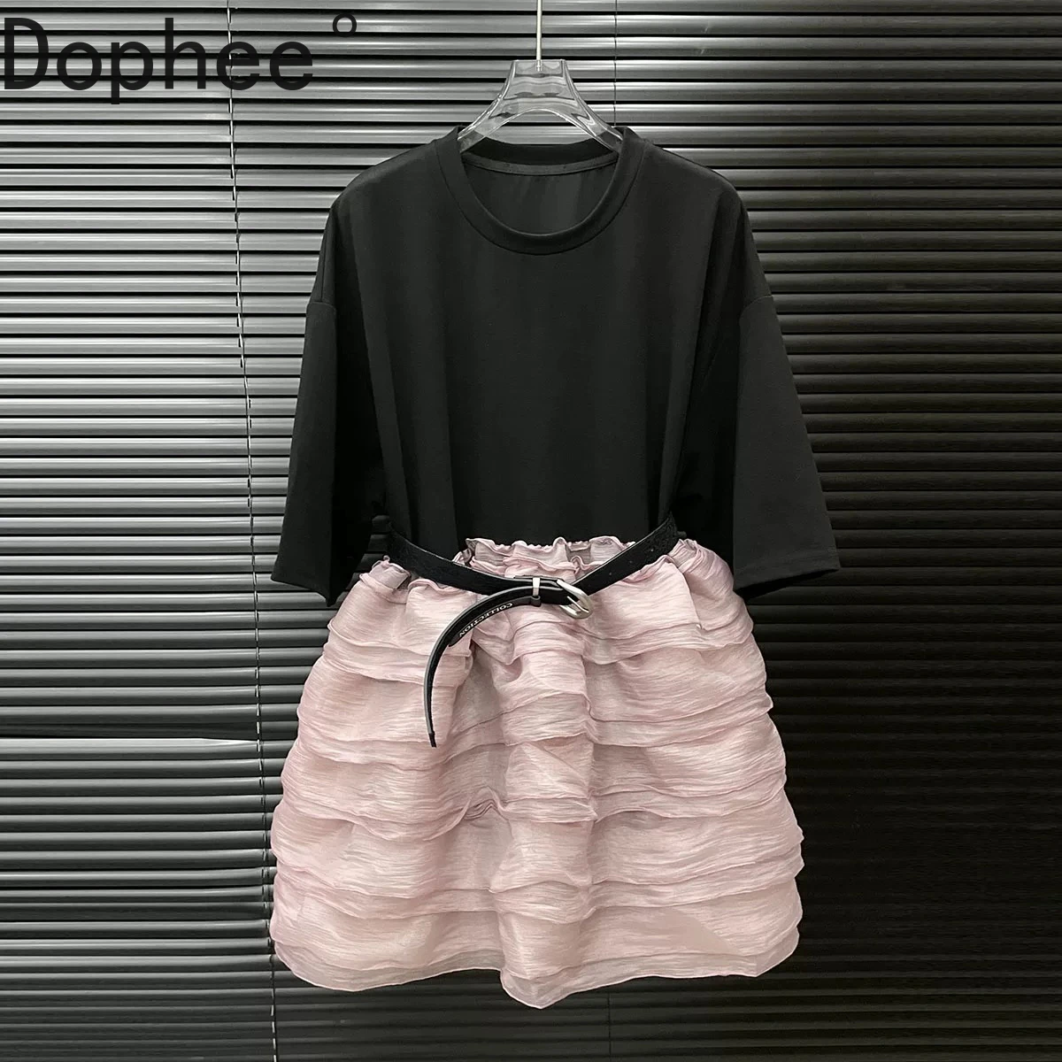 Sukienka T-shirt z krótkim rękawem, kontrastowe szwy, nowa letnia moda damska, elegancka sukienka tortowa, falbanki, bluzka typu pulower z paskiem.