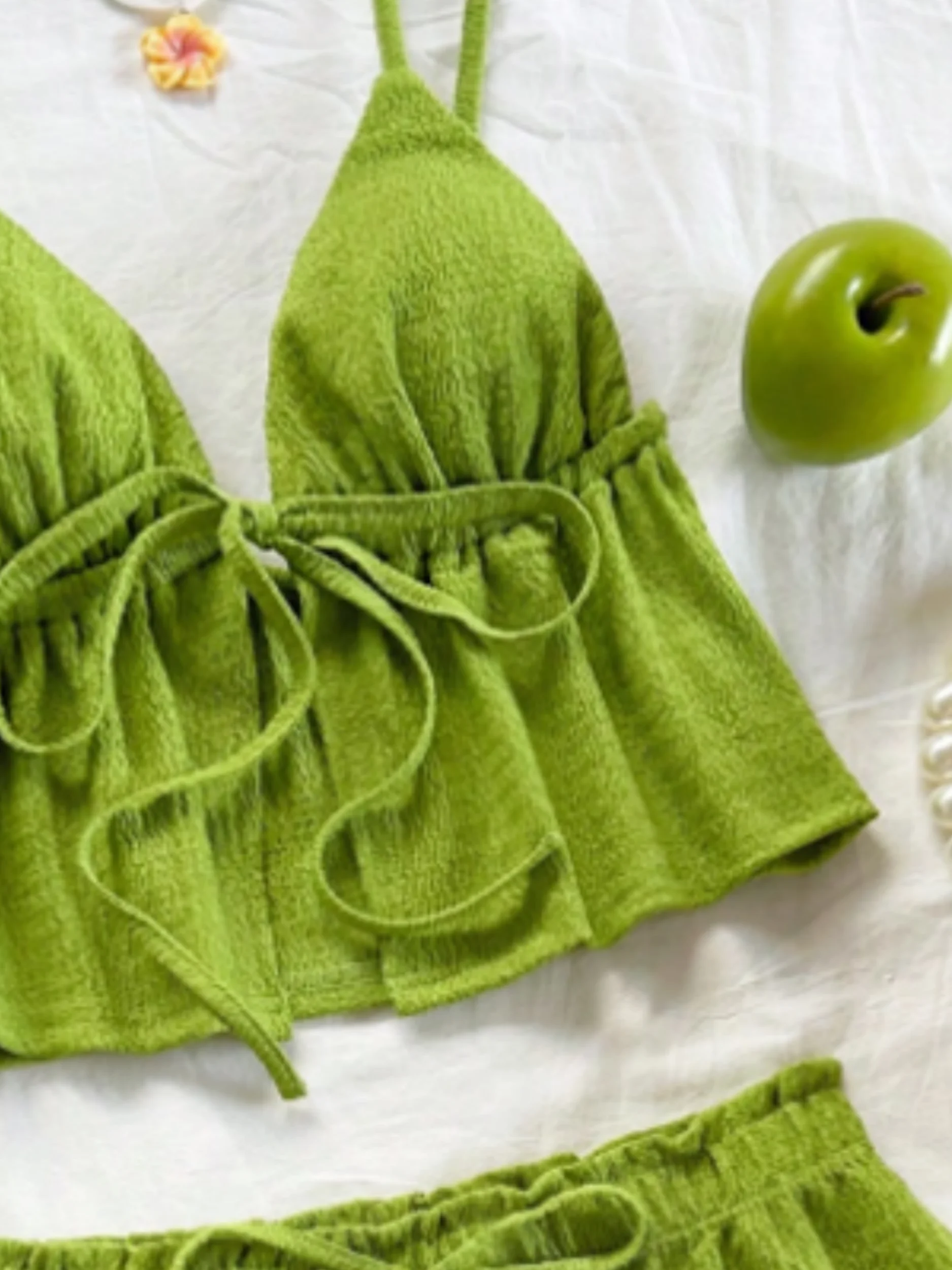 Nowy, najlepiej sprzedający się damski komplet: gładka koszulka na ramiączkach z regulowanymi guzikami i krótkie spodenki.