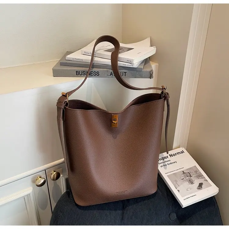 Minimalistische Kamelbraune Kunstleder-Bucket-Bag, genarbte Textur mit Schlossakzent, vielseitige Alltagstasche für Arbeit & Ausflüge – Detail 22