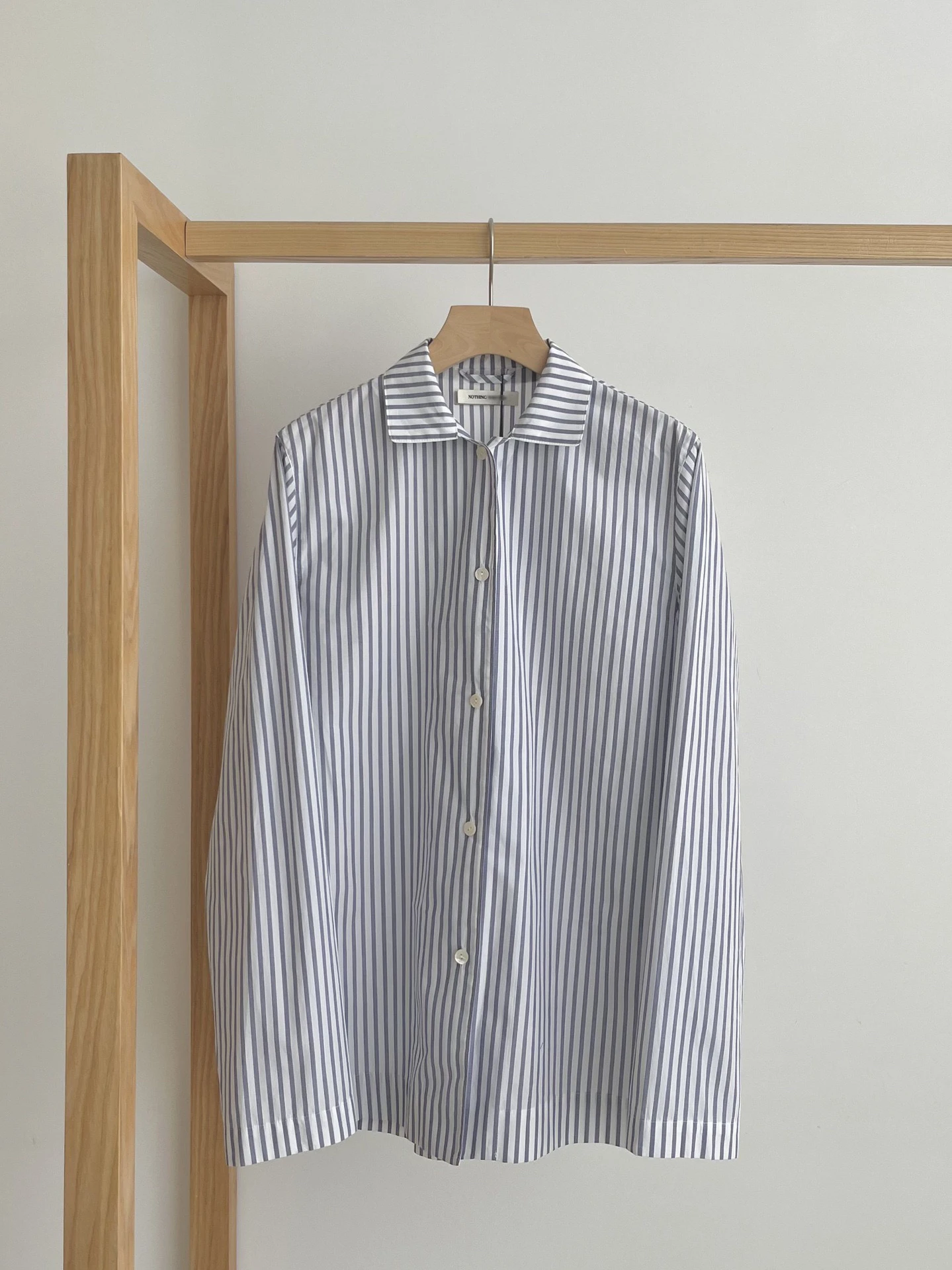 ゆったりとしたロングスリーブストライプ柄のゆったりとしたスリーブの春夏用レディースコットンカジュアルシャツ、襟ボタン留め、レギュラーフィット