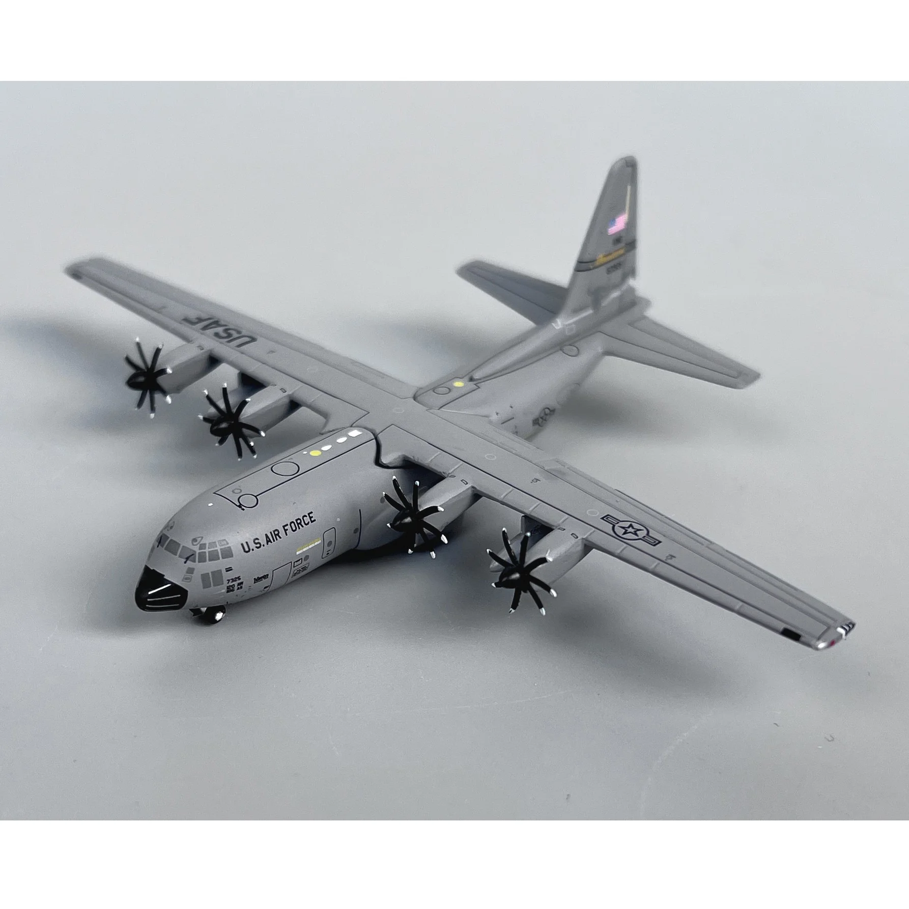 

GMUSA151 1/400 US C-130H tactical transport aircraft model (7CM long) static alloy aircraft model