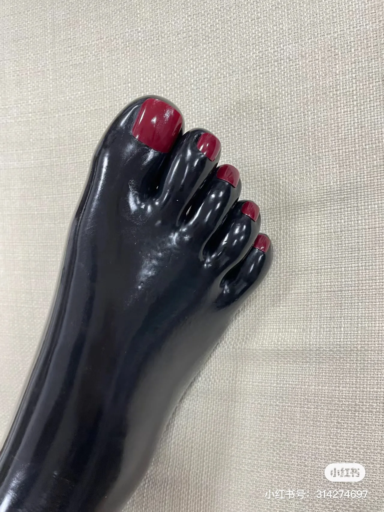 Hand gefertigte und maßge schneiderte schwarze Natur latex socken für Männer und Frauen Latex socken mit Zehen nagel