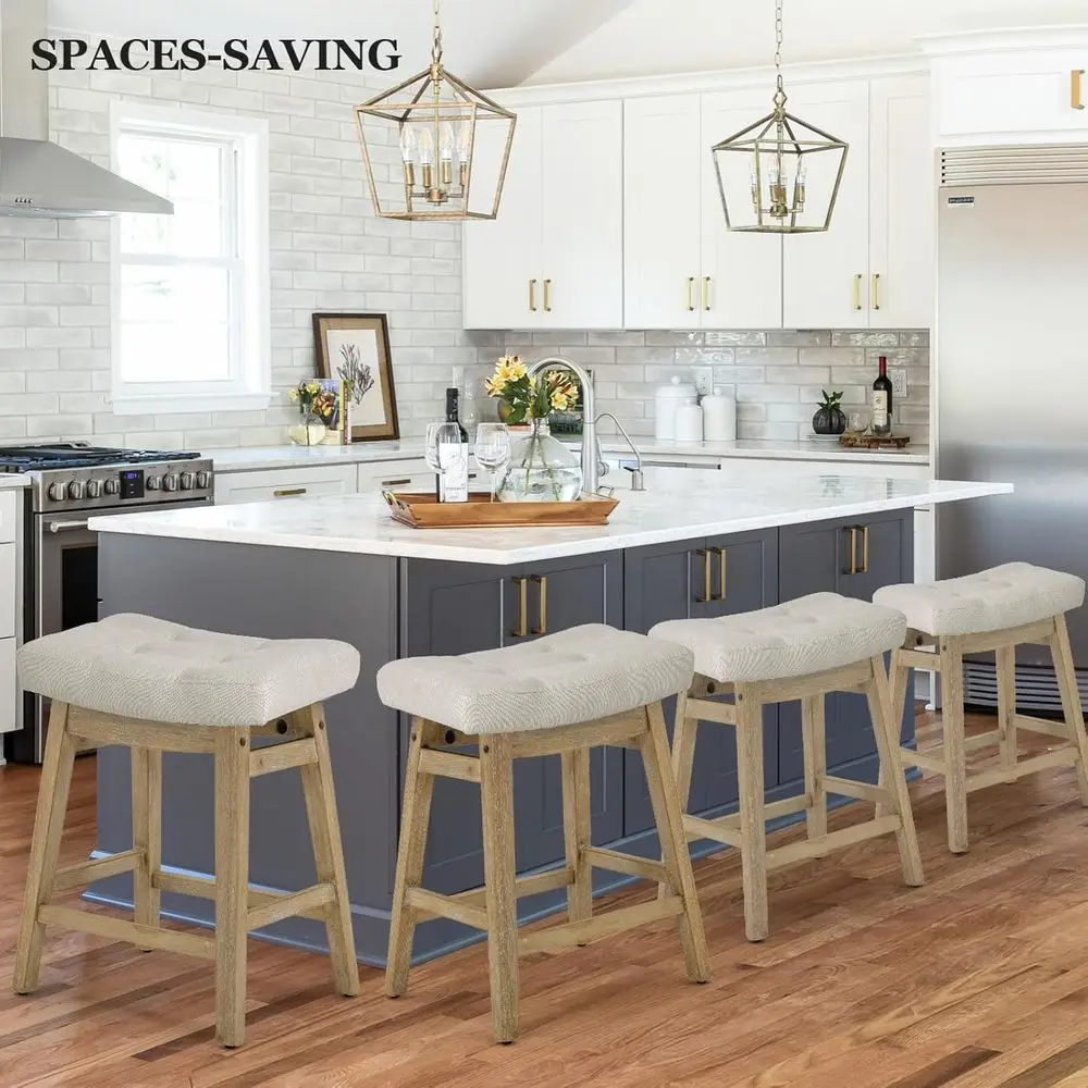 キッチンやダイニング用のベージュの張り地と無垢材の脚が付いた24インチのカウンターハイトサドルシートバースツール3脚セット