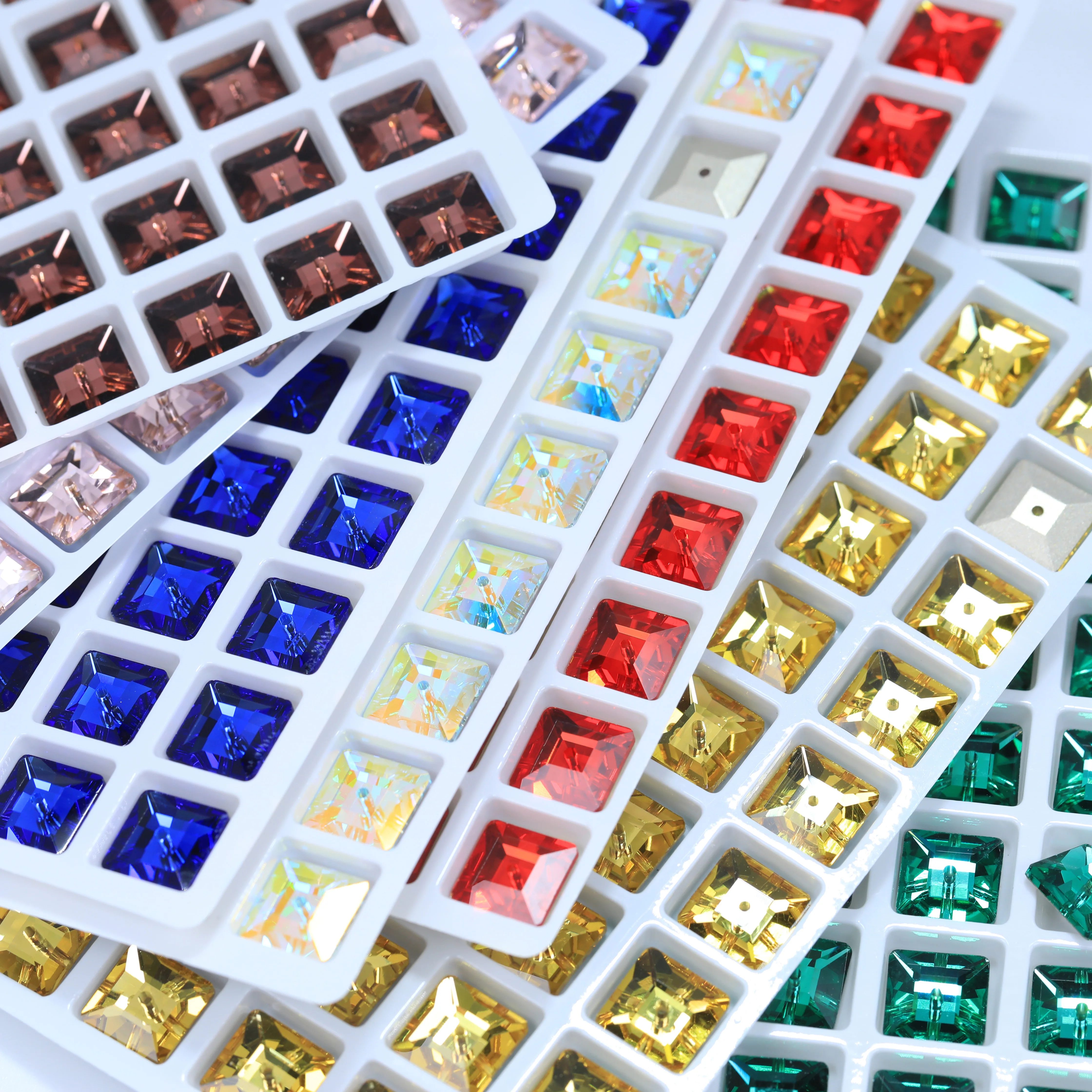 Premium-Glas-Kristall-Quadrat-Lochrose-Aufnähsteine, weiß beschichtete Strasssteine für DIY-Handarbeiten, Kleidungsdekoration und Accessoires. – Detail 5