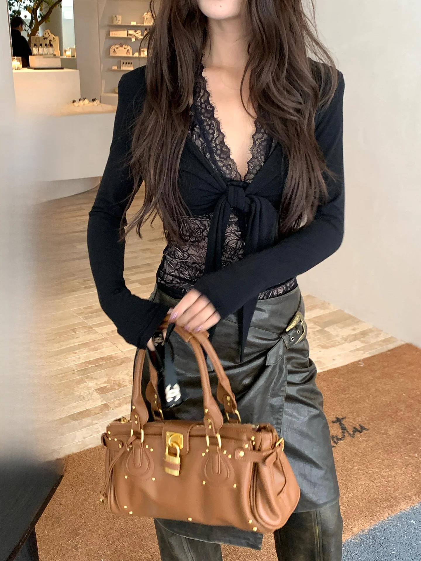 

Faionable Bla Lace Splice V-ne Knitted Sweater Women's Slimming Knot Design Polyester Blend Long Sve ort Length