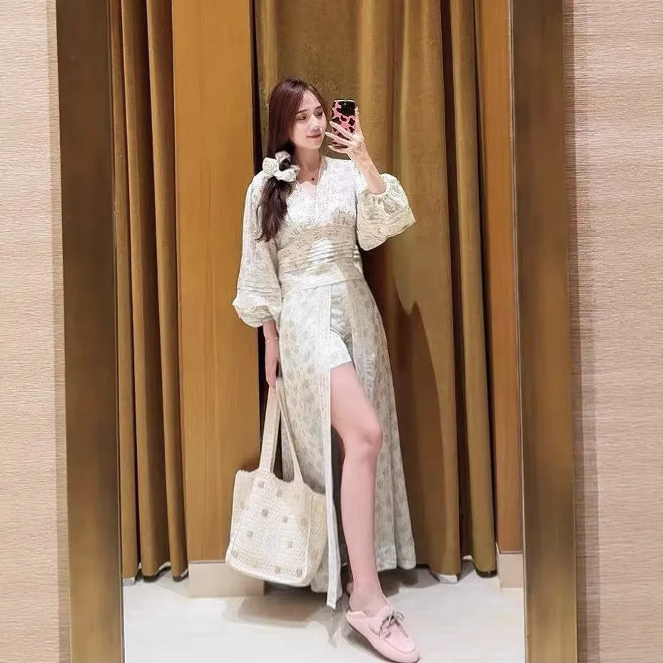 

Весенне-летний женский комплект с цветочным принтом, V-образным вырезом и кружевной отделкой: блузка с длинными рукавами-фонариками + юбка макси с высокой талией, элегантный костюм для отпуска