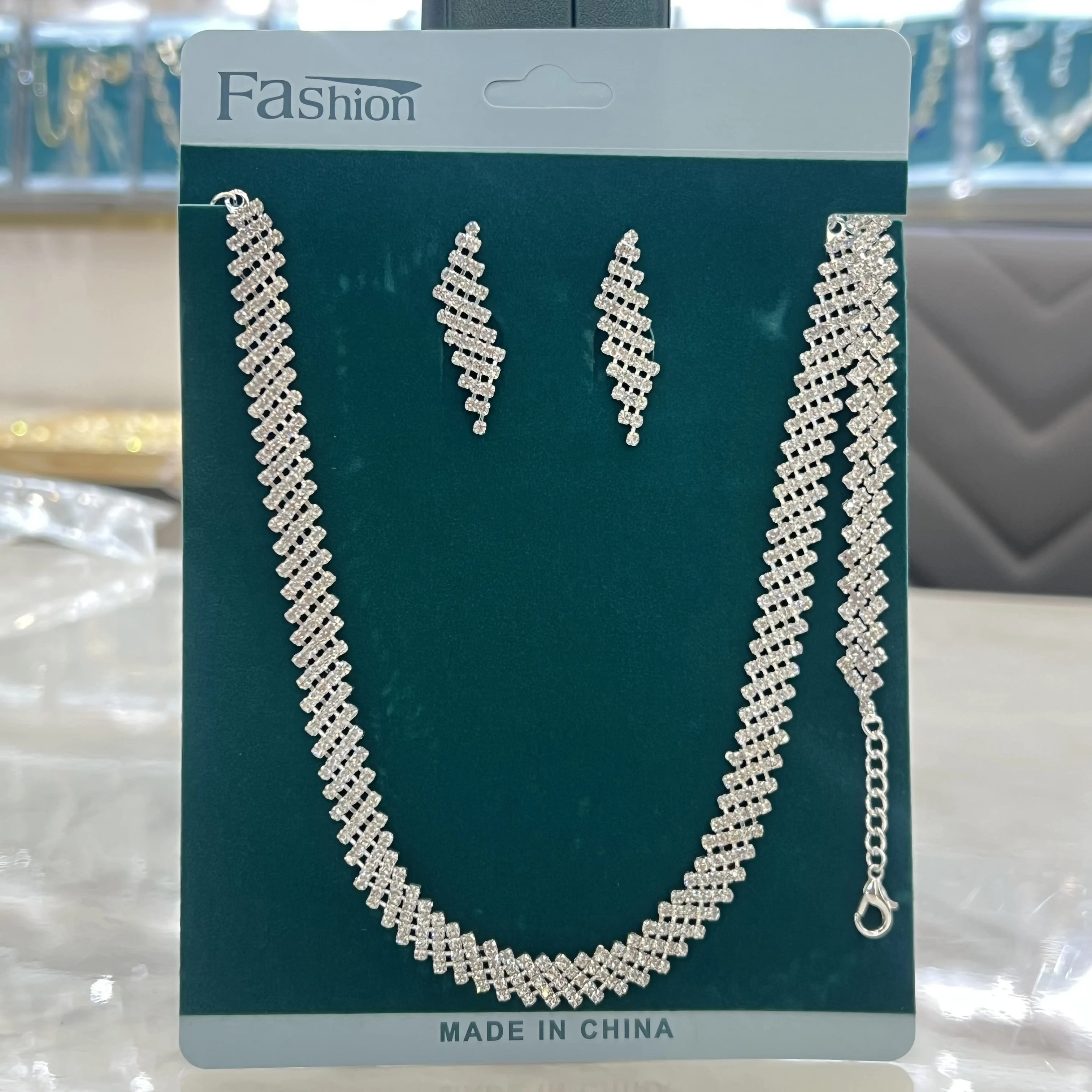 4 pieces of women\'s fashionable and minimalist necklaces with earrings, bracelets, jewelry sets, banquet and party accessories