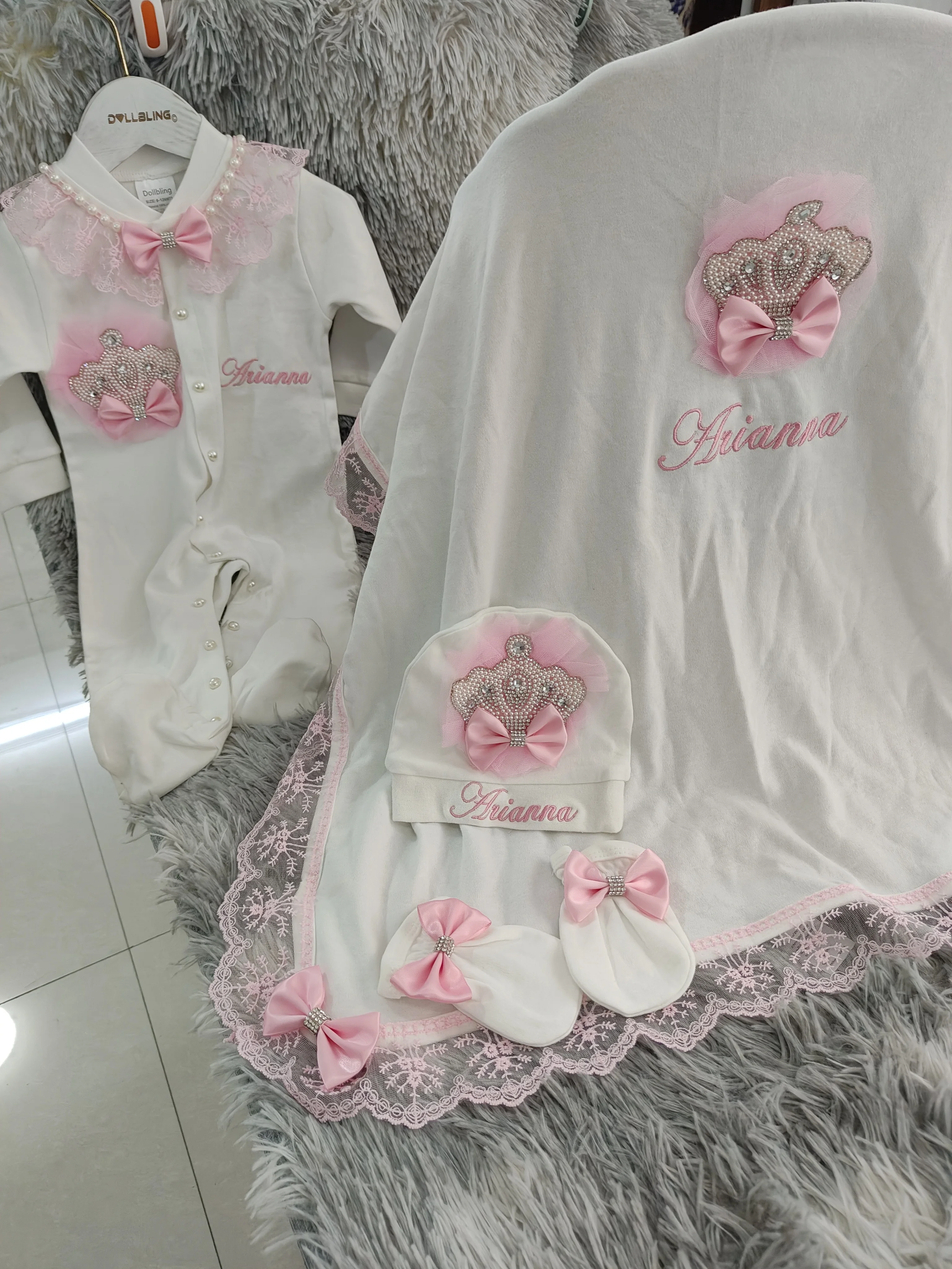 Exquisites Spitzen-Patchwork Baby-Strampler 4-teiliges Set Kronen-Stickerei Personalisierter Neugeborenen-Strampler mit Füßen