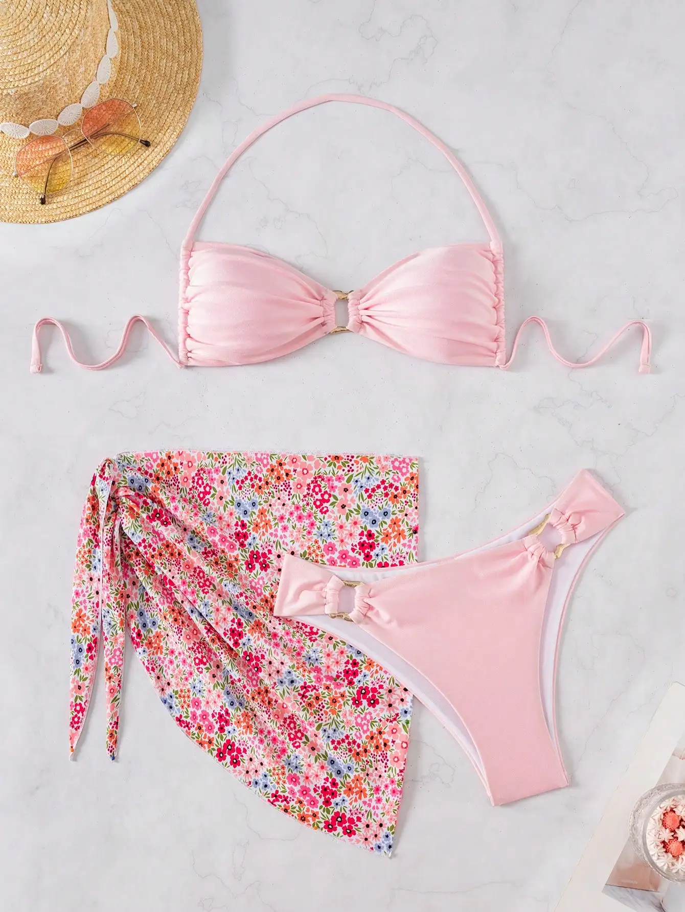 

Розовый блестящий топ-бикини с завязками на шее, цветочной юбкой-парео и плавками с завязками по бокам для летнего пляжного отдыха