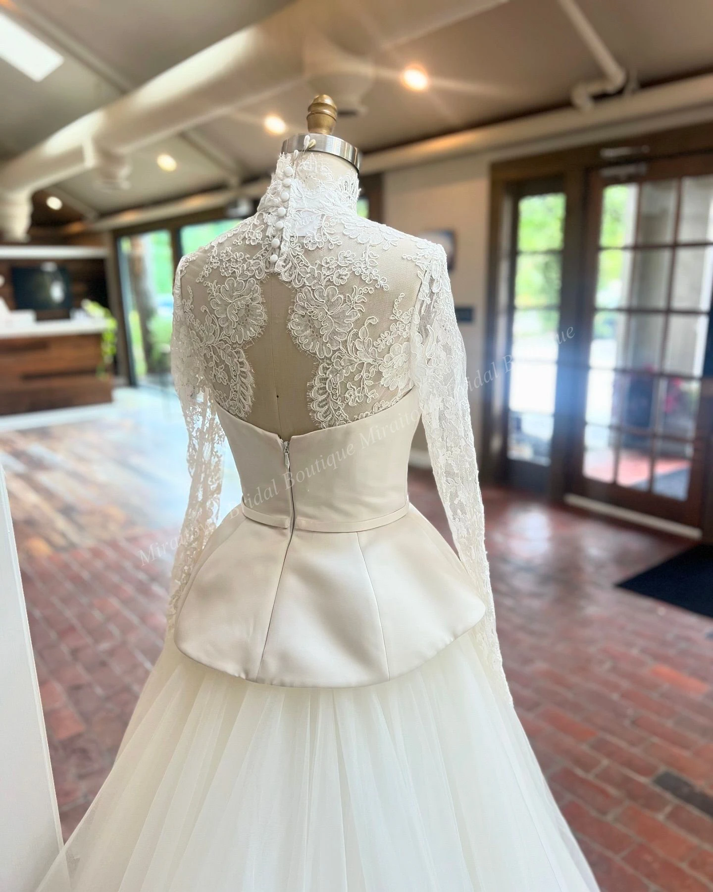 สวนกลางแจ้งงานแต่งงานชุด Peplum Corset ลูกไม้คอ Topper แจ็คเก็ตปราสาทคลอดบุตรเจ้าสาวภาพชุดที่กําหนดเอง