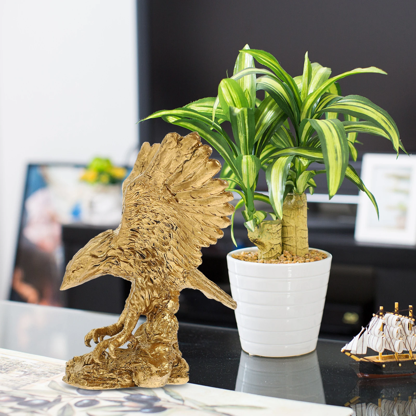 

Indoor Eagle Ornaments Boss Desktop Statue Resin Sculptures Office Table Adornment