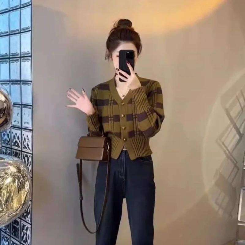 

2025 модный женский укороченный вязаный кардиган с v-образным вырезом - универсальный свитер на пуговицах спереди, осень-зима, лидер продаж, короткая верхняя одежда