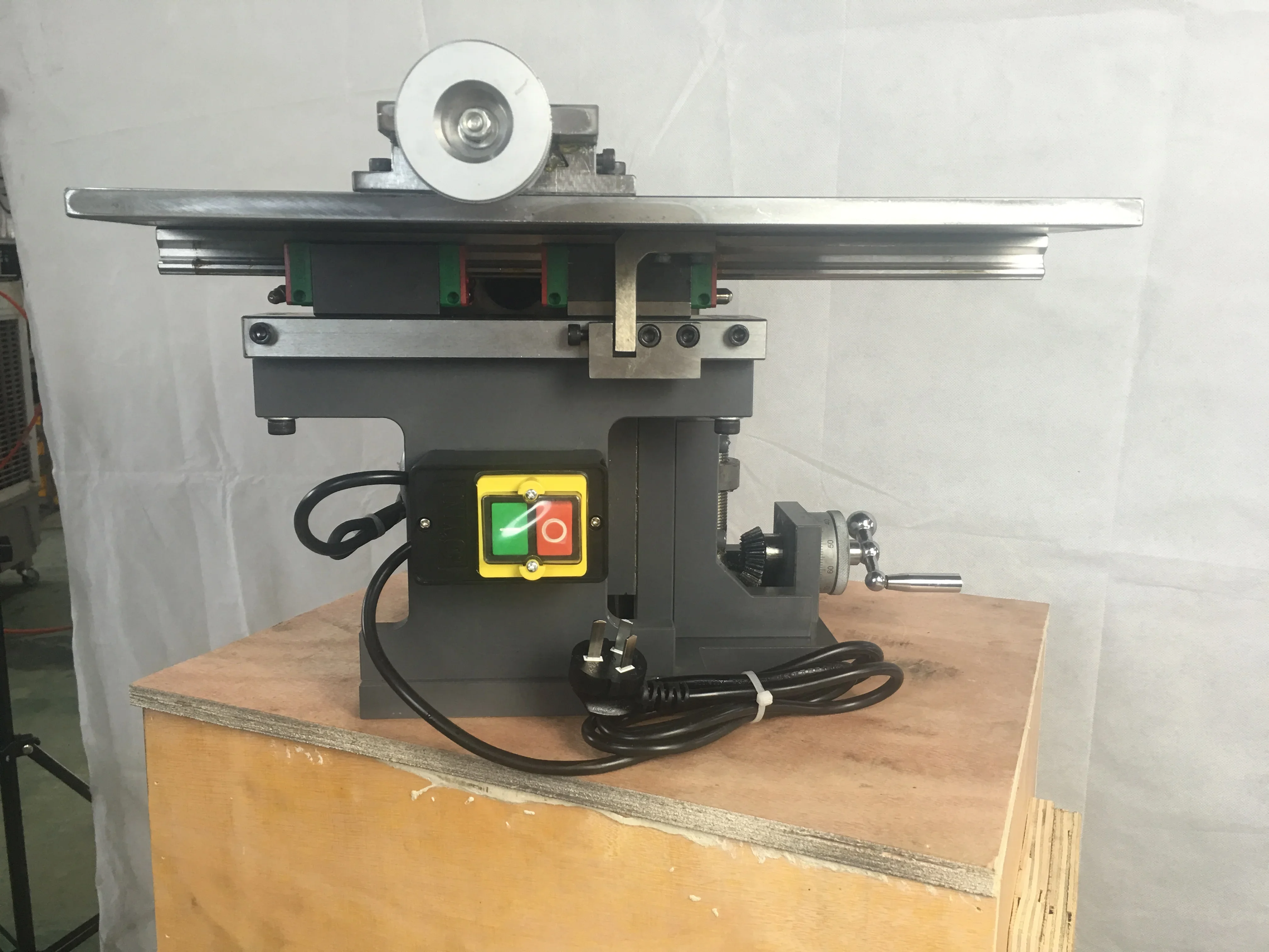 

Craftsman woodworking small precision 4 inch 400W push table saw can be lifted and lowered