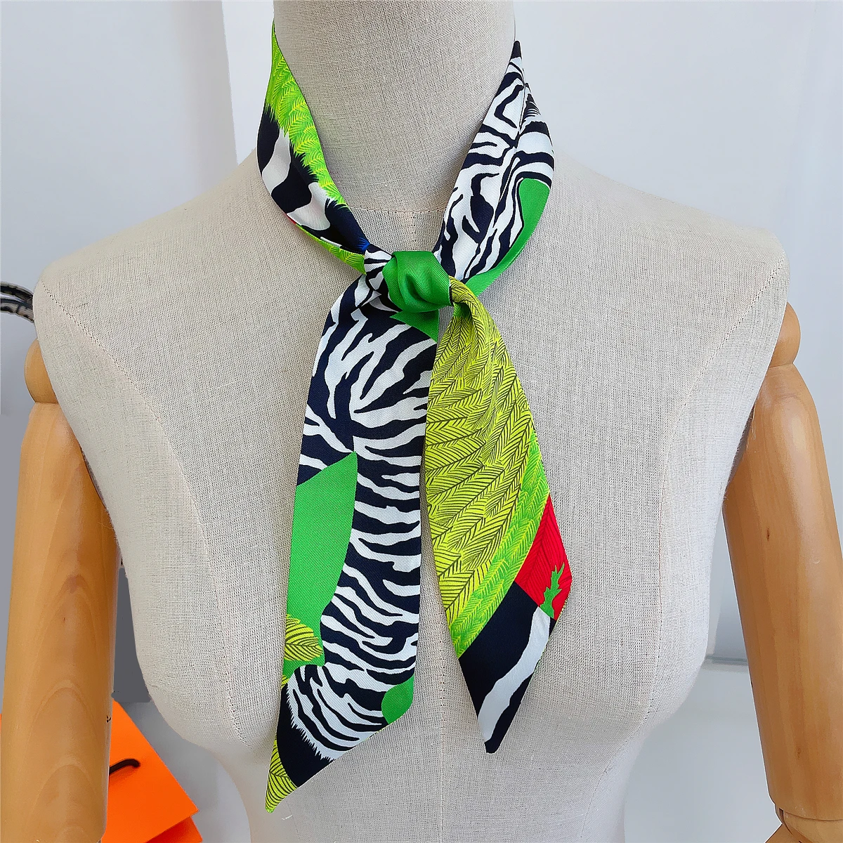 2023 Brand Design Pegasus Zebra Women Scarf Luxury Silk Scarf Fashion Hair Headband Foulard Skinny Bag Scarves Neckerchief