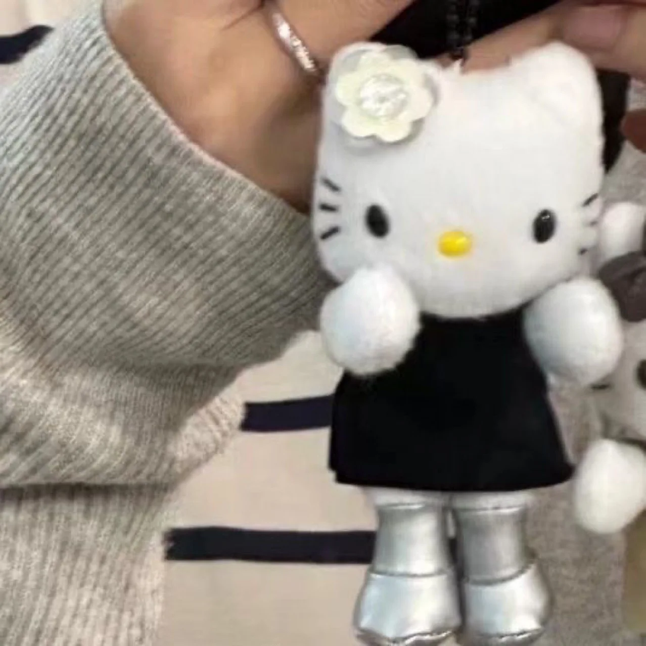 لطيف مرحبا كيتي الأسود فلاش تنورة أفخم دمية المفاتيح الحب على شكل مشبك سيارة كيرينغ معلقة حلية لعبة هدية عيد ميلاد