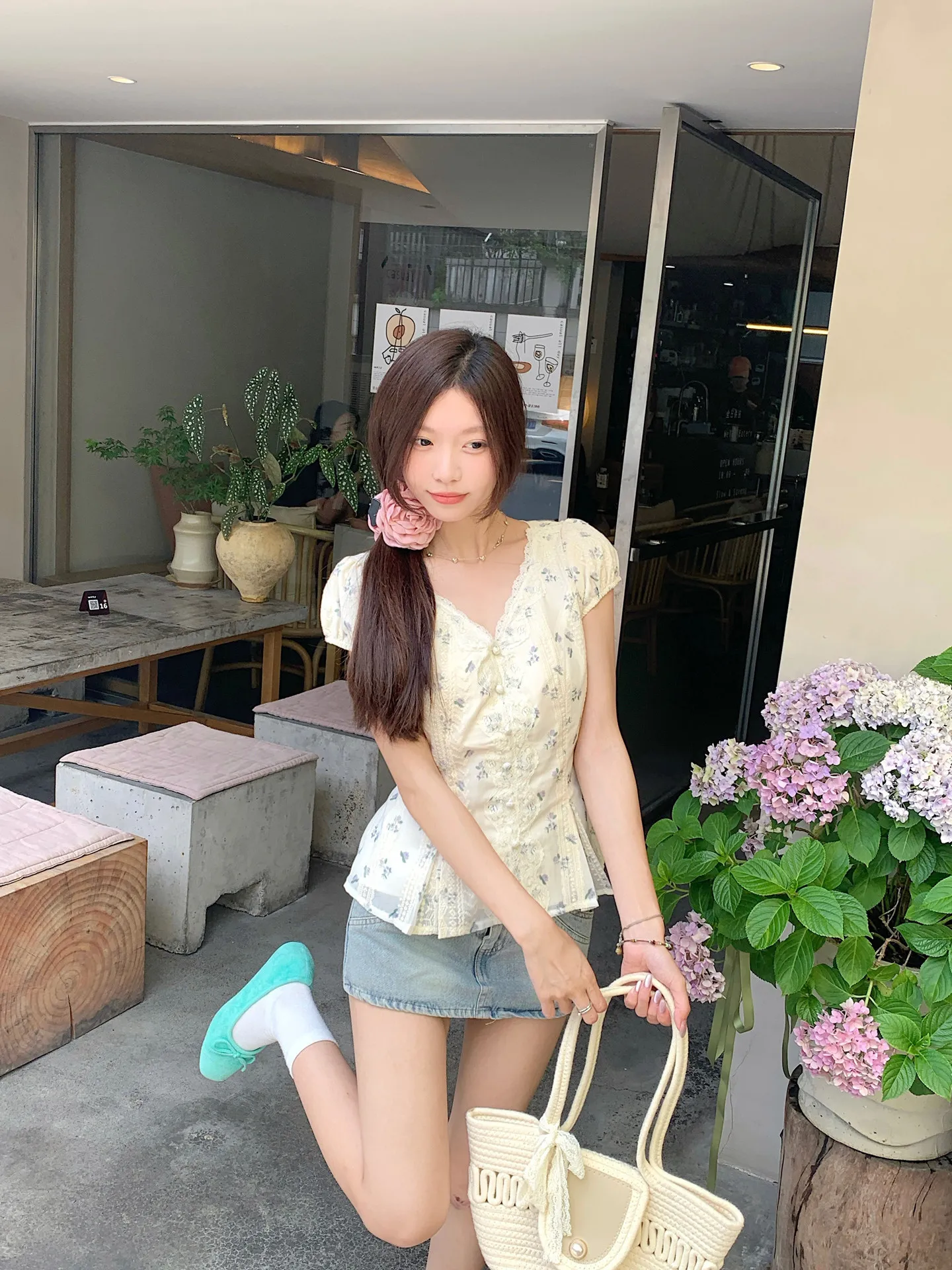 

Sweet Floral Short Sleeve V-Neck Lace Trim Shirt Women's Slim Fit Summer Slimming Top Korean Style Commute Fashion