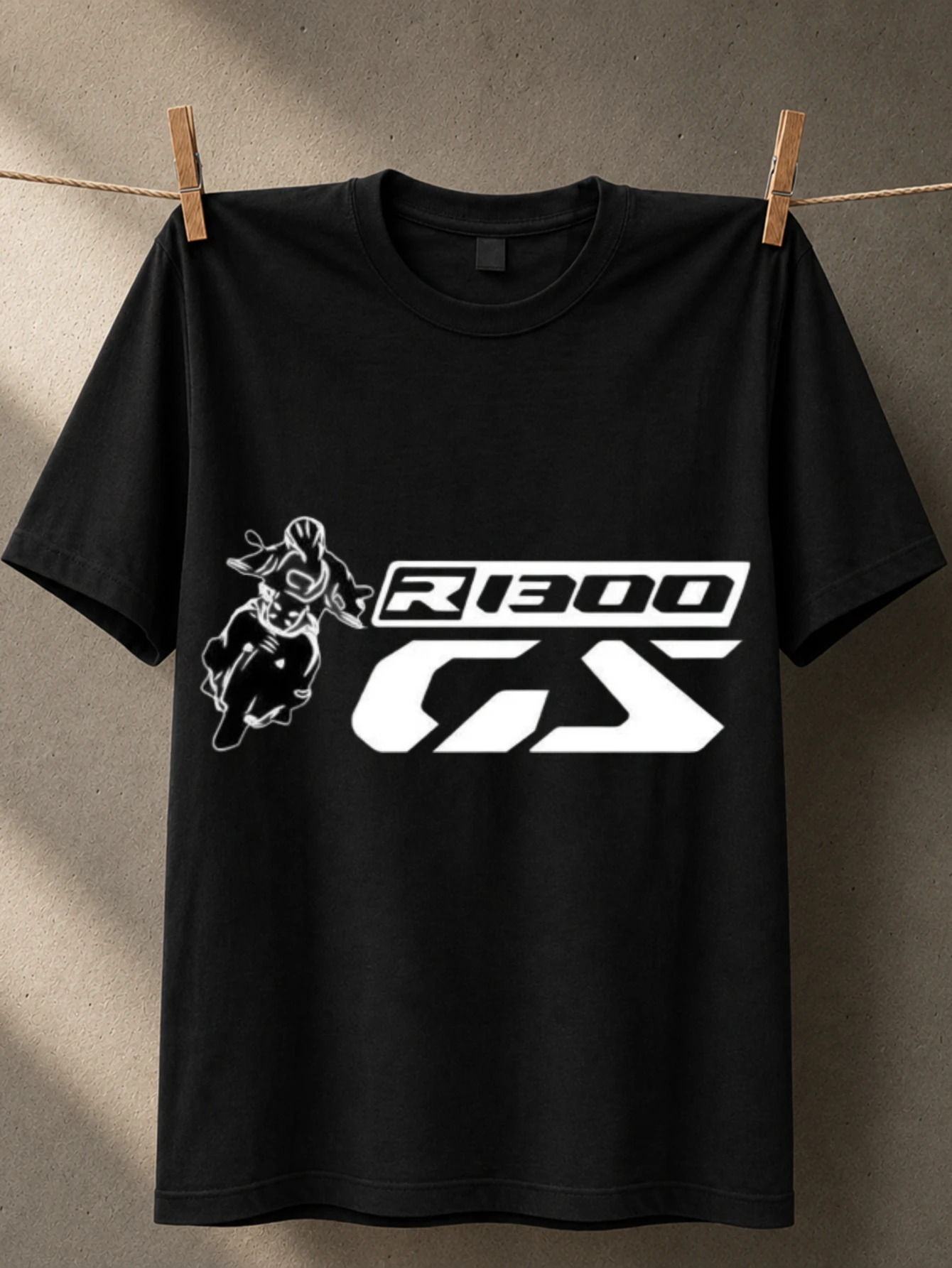 Logo de moto R1300 GS et contour du pilote sur un style graphique minimaliste pour le tourisme aventureux, t-shirt unisexe