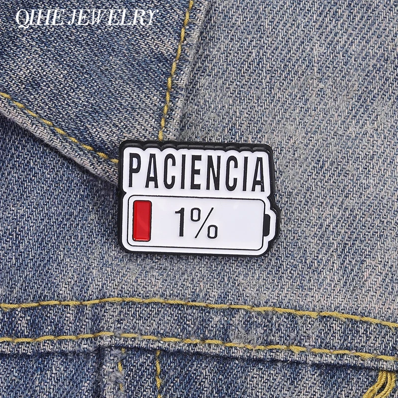 Paciencia 1% Lustiges Spanisches Zitat Brosche Emaille-Pin Kreativer Roter Balken 1% Niedriger Batteriestand Brosche Anstecknadel Schmuck Geschenk für Freunde