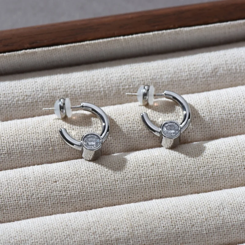 

Fashion Minimalist Niche Sparkling Plain Circle Zircon Inlaid Earrings for Women High-end Cool Exquisite all-match Jewelry