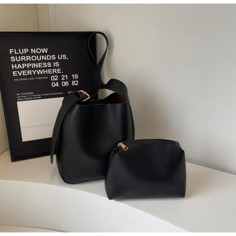 

Ladies Shoulder Bag Made Of Stripe-Lizard Leather Boasting Trendy Spacious Soft Daily Refined Look​