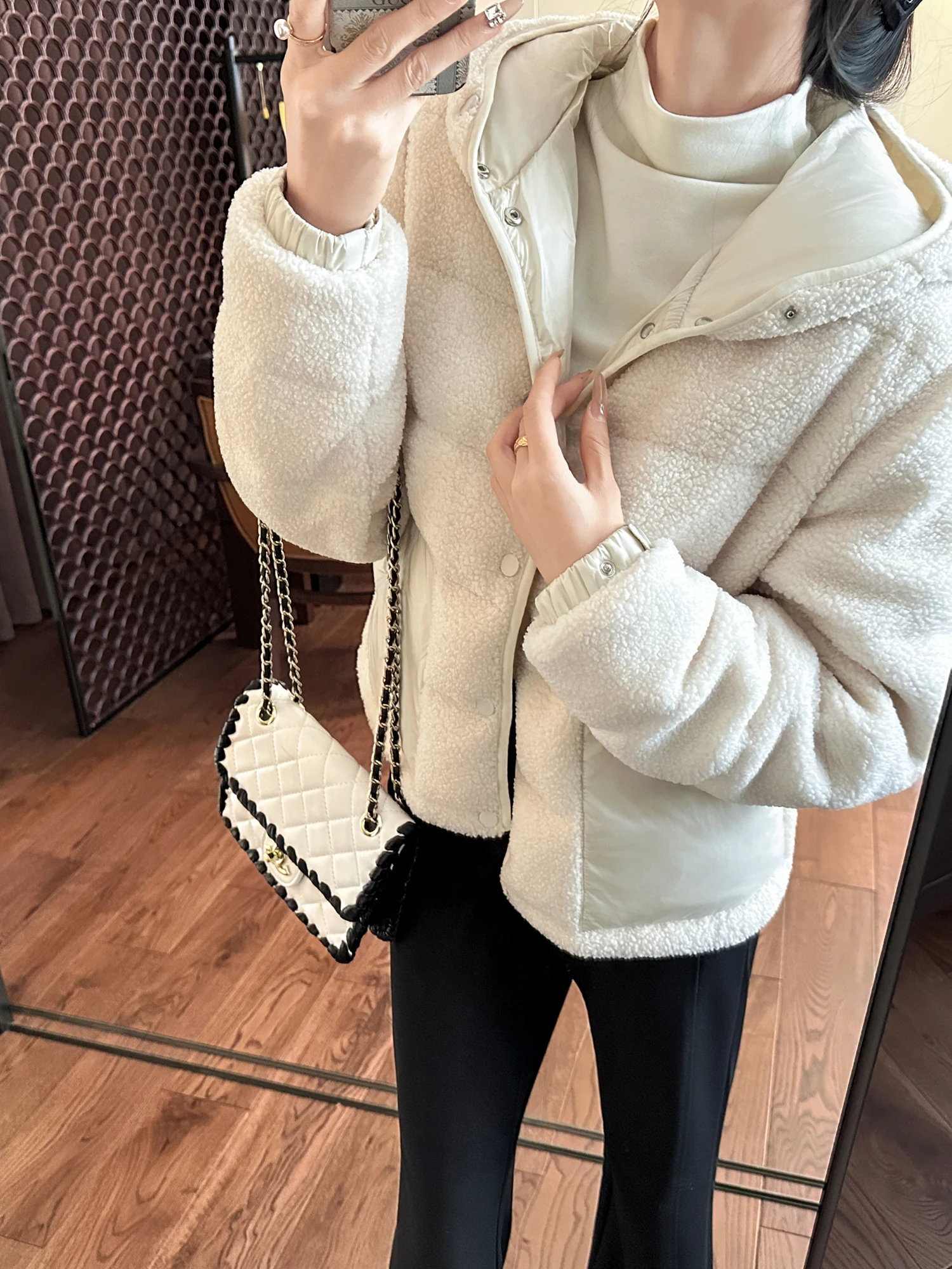 

Зимняя утепленная короткая пуховая куртка с капюшоном для женщин: теплая, стильная, для повседневной носки, с художественным дизайном.