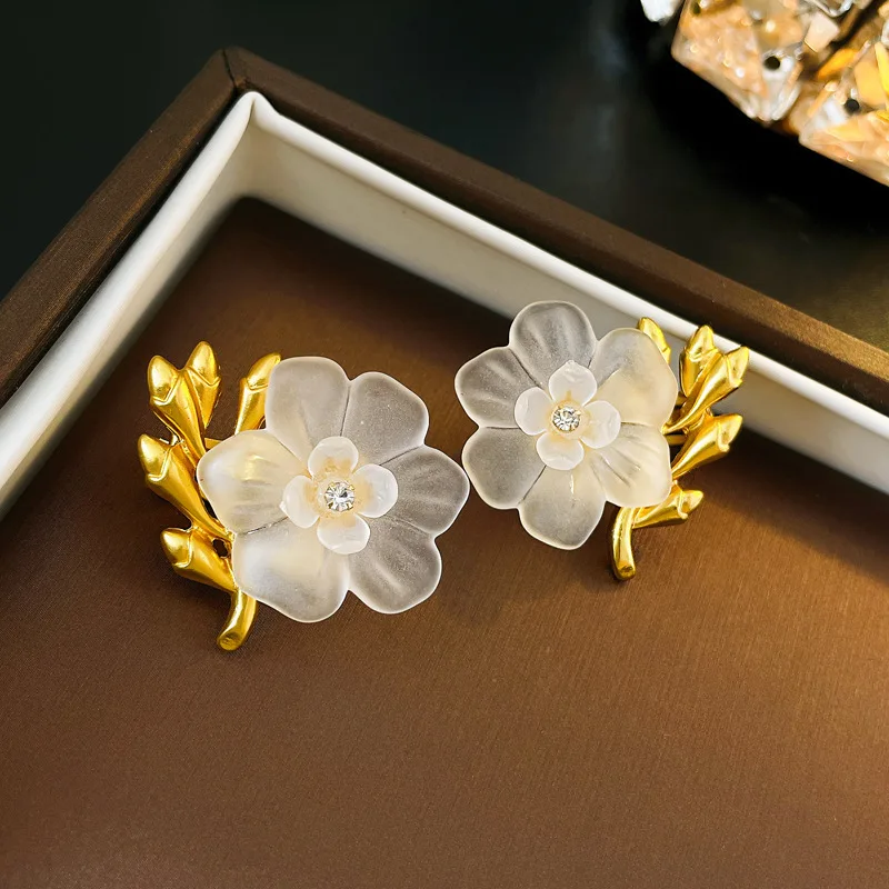 أقراط شخصية على طراز قصر القرون الوسطى ، شعور راقِ ، عتيق وعصري ، فاخر خفيف