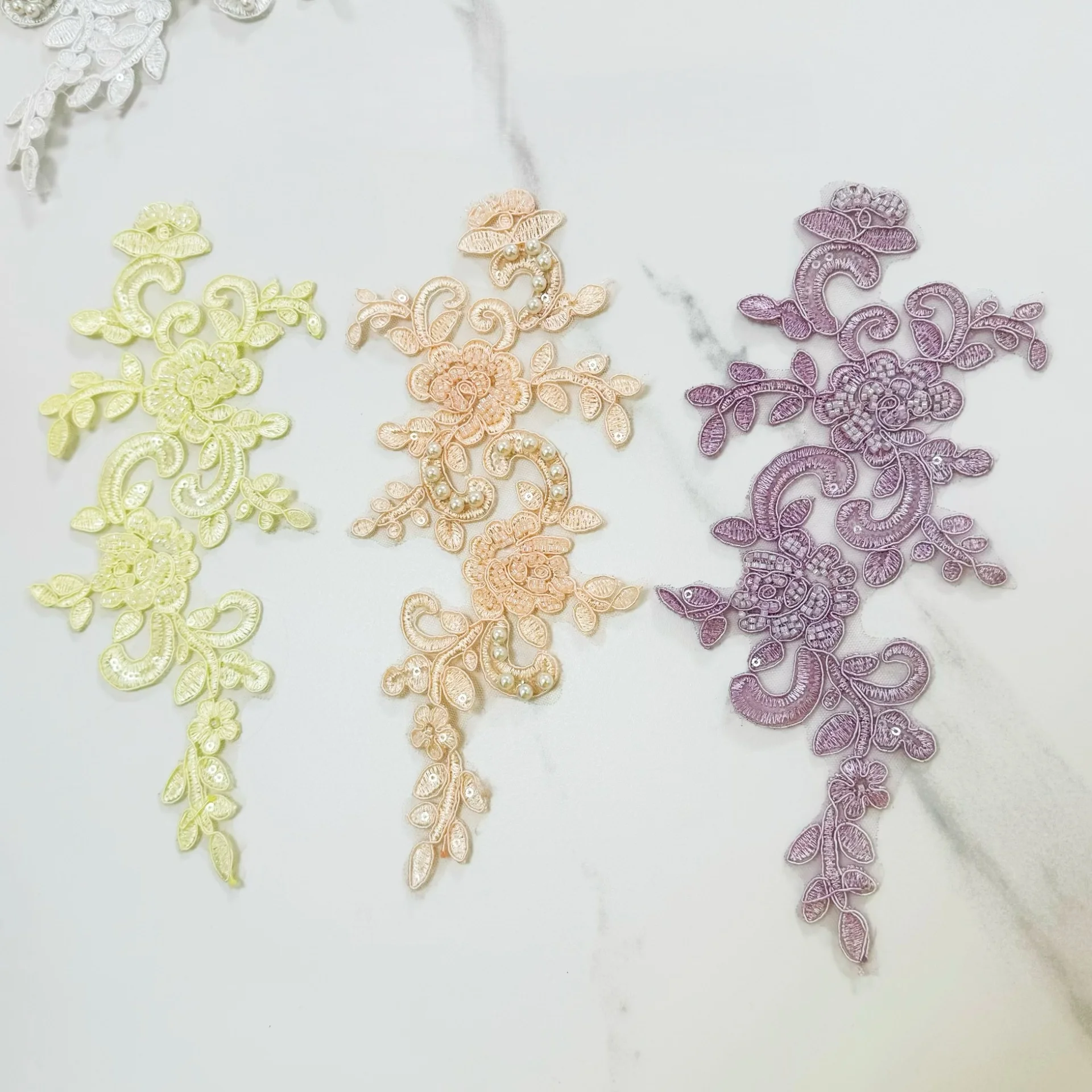 Adorno de encaje bordado de tul, adornos de perlas, patrón combinado, Material aplicado Floral térmico con cuentas pesadas a mano