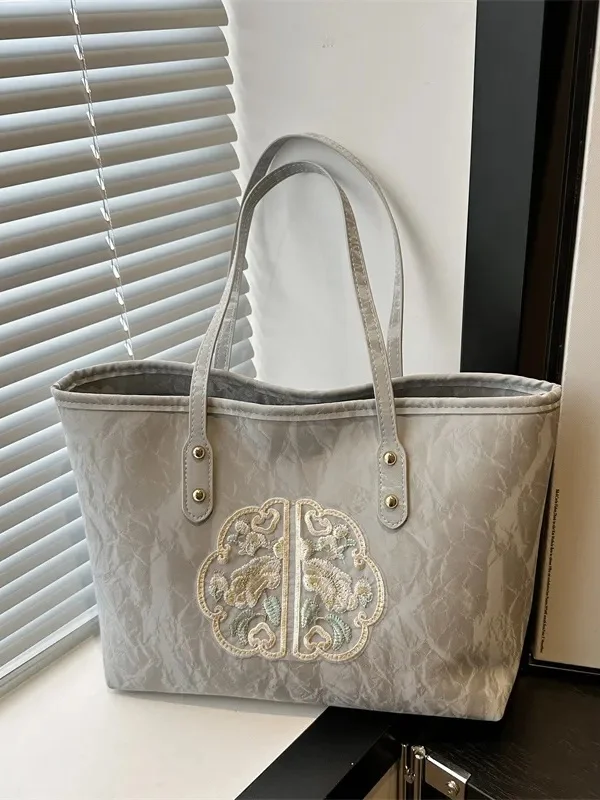 新しい中国製sle大容量刺繍入りホワイトハンドヘルドトートバッグ女性用2026年春ファッションシングルショルダー脇の下バッグ