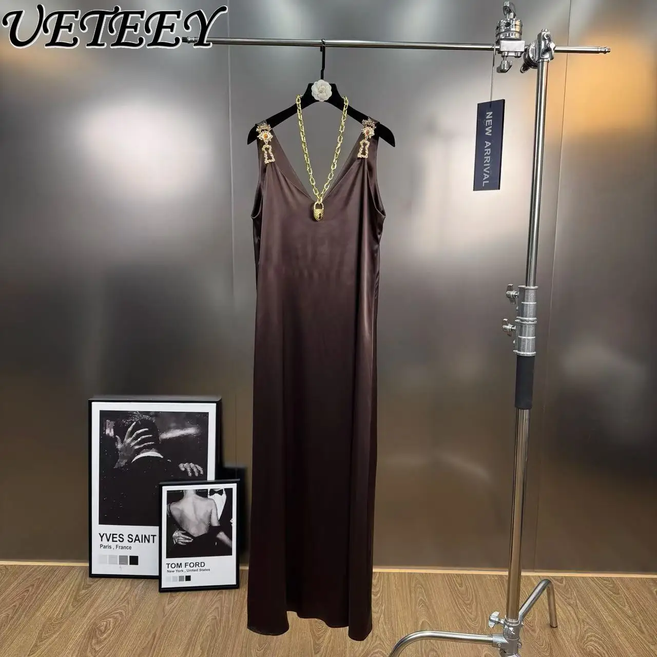 Primavera novedad de verano estilo Retro francés hebilla de Metal decorado Color sólido vestido largo con cuello en V profundo sin mangas vestidos sin mangas de moda