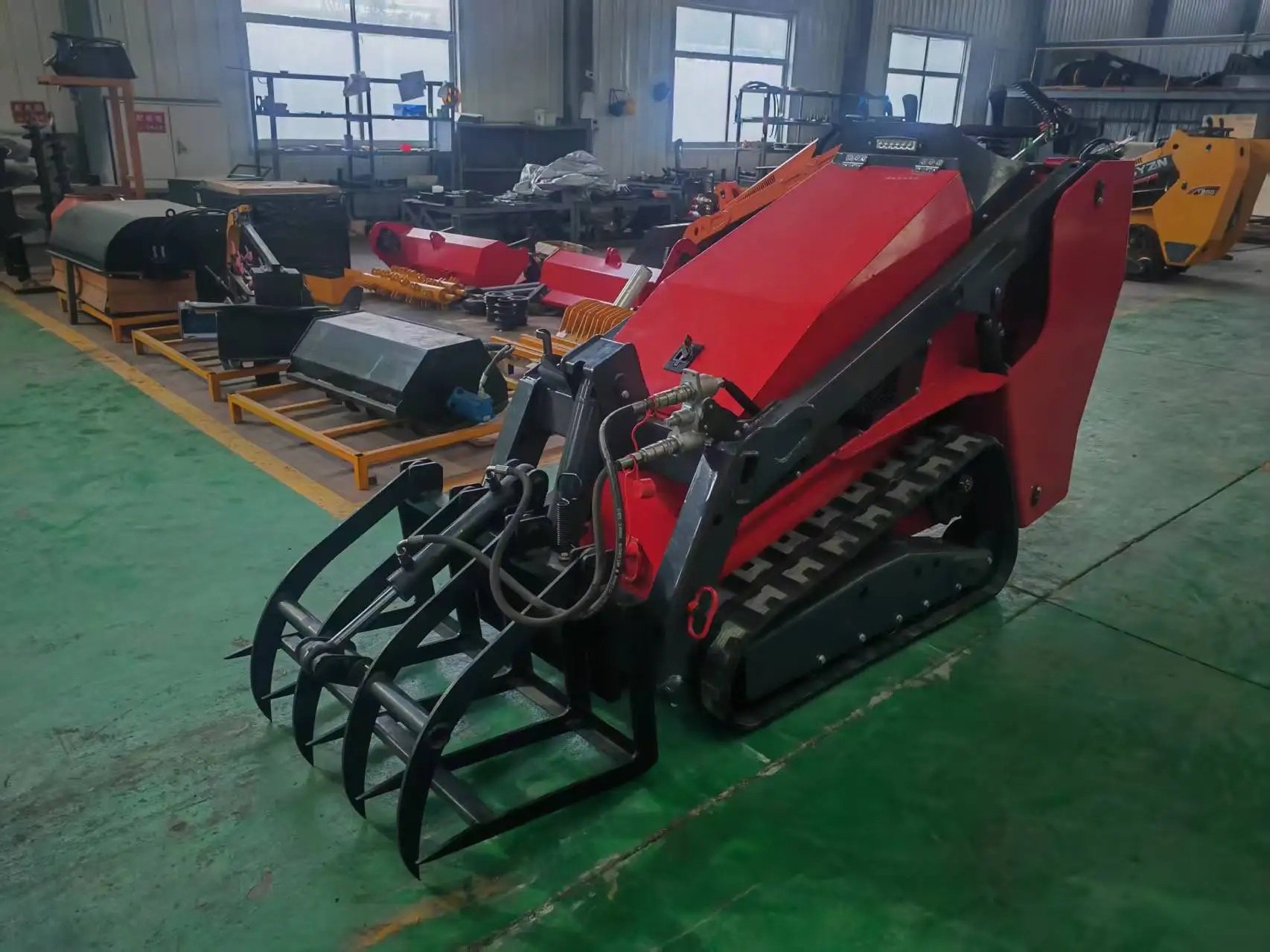 유압식 로더, 추가 스노우 블로워와 브레이커 해머가 장착된 미니 쿠보타 슬립 스티어링 로더