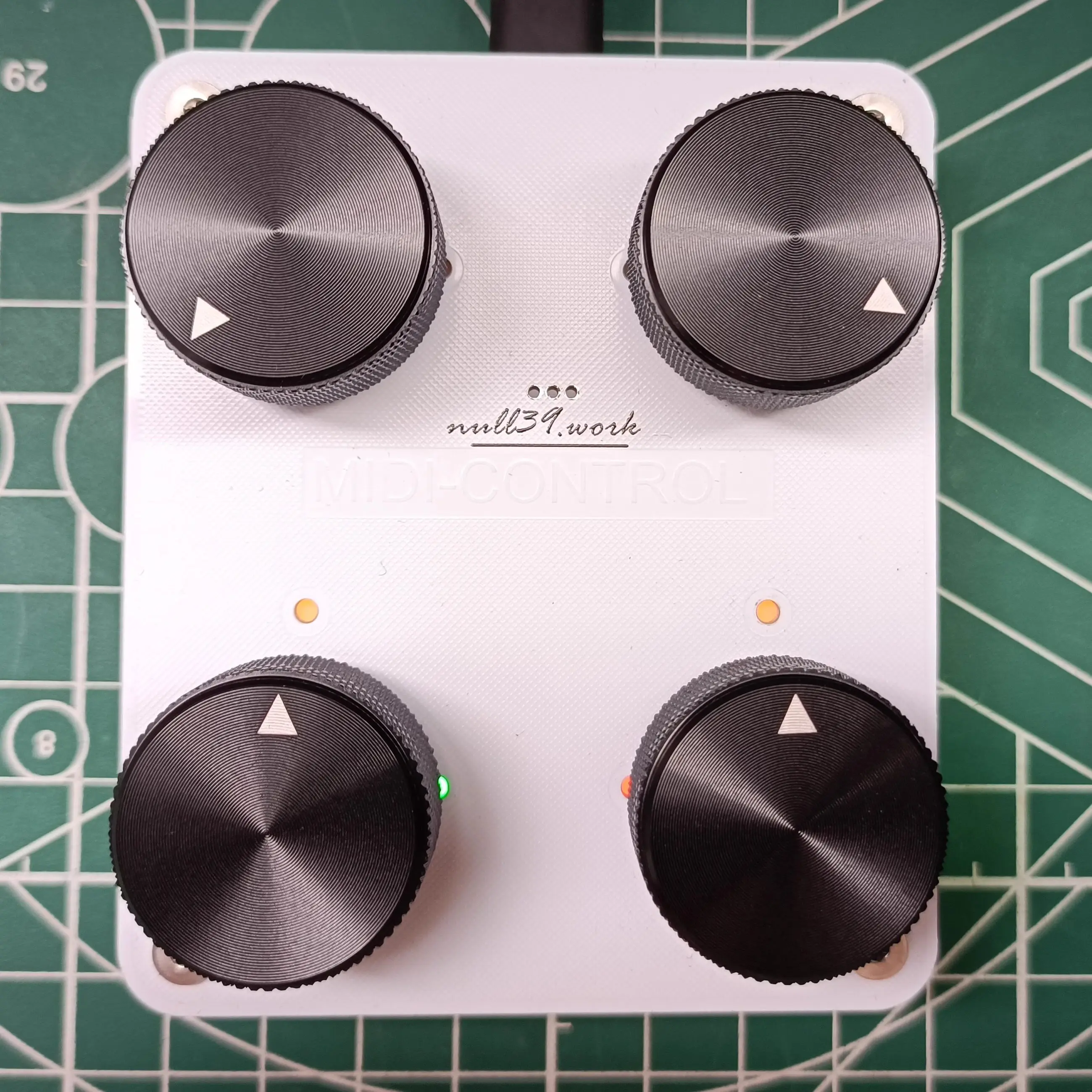 4 Knob Mini MIDI Controller USB-C Portable MIDI Mixer with Custom CC Messages Volume Control for Music Studio DAW