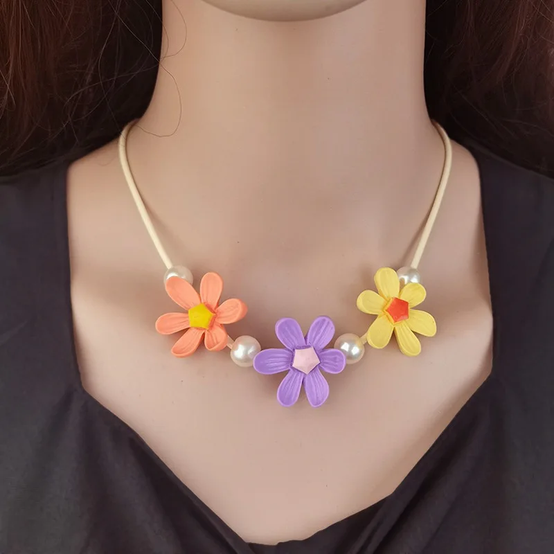 Sweet little fresh flower pendant necklace women's creative versatile contrasting collarbone chain European and American cross-b