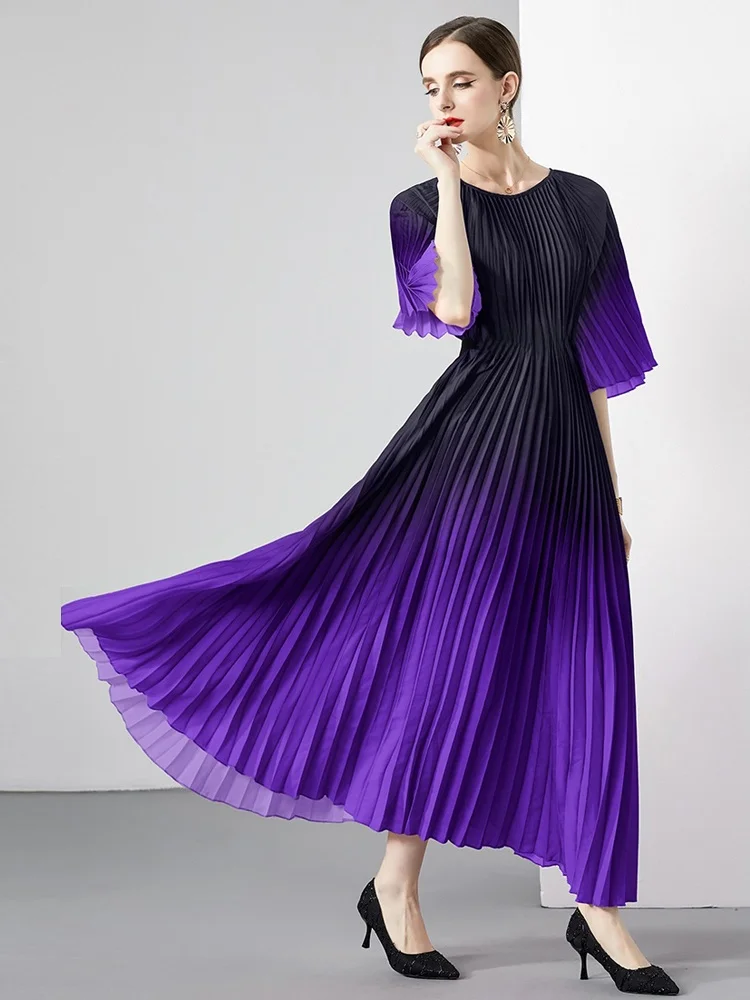 

Элегантная плиссированная макси-юбка оверсайз в градиентных цветах, ярких оттенках, для весны, лета, осени, из полиэстера, с круглым вырезом, без рукавов.