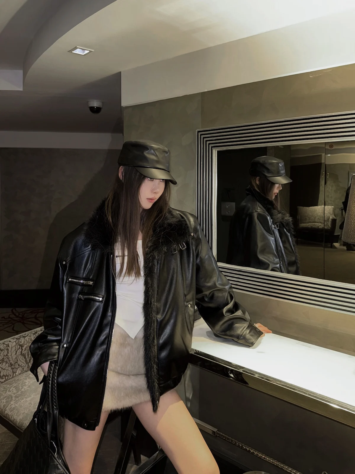 Jaqueta Casual Feminina Sermeet, Estilo Solto, Jaqueta Biker Preta em PU com Gola de Pelúcia, Design de Moda Inverno Novo