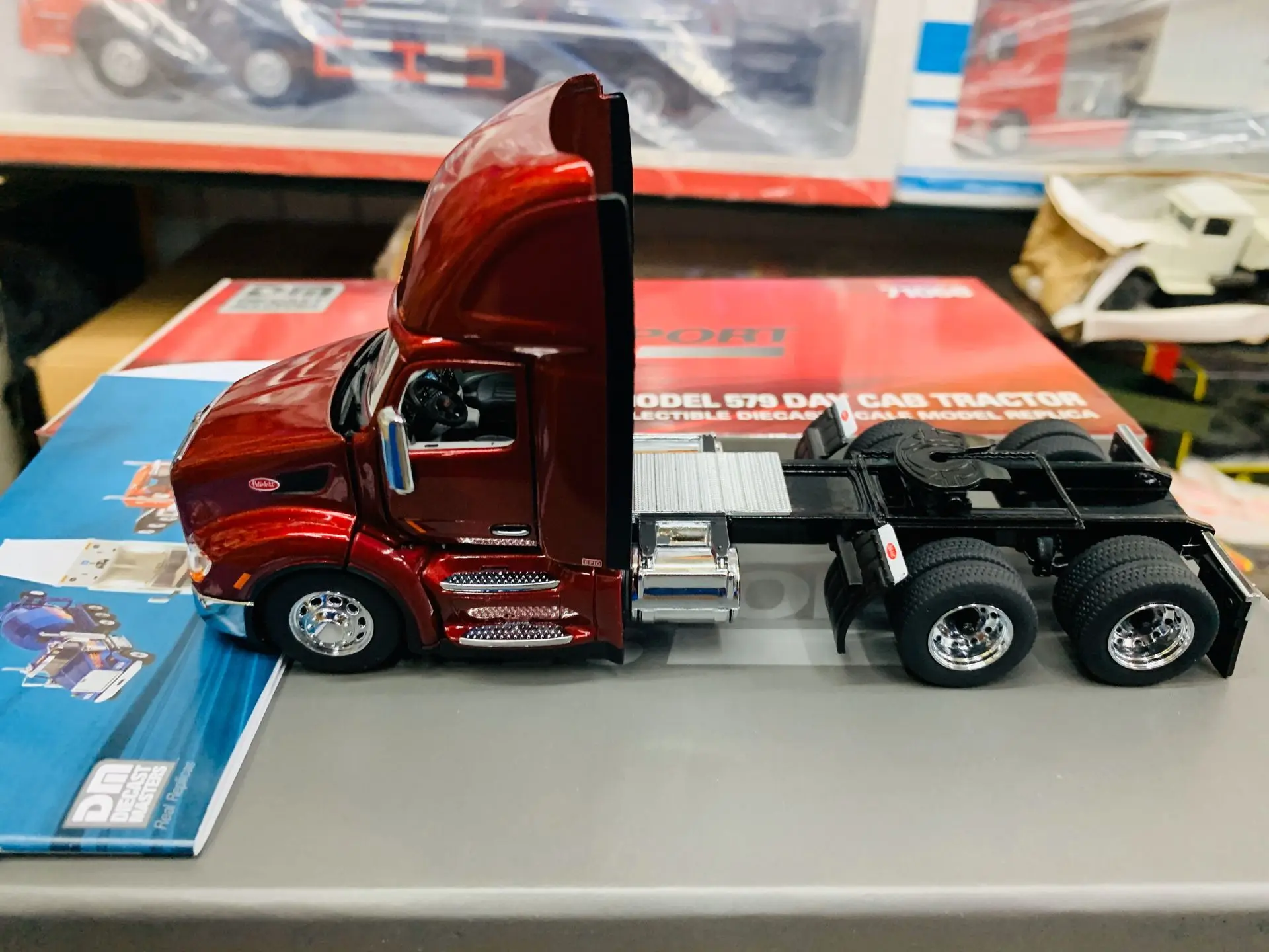 

Peterbilt Model 579 Day Cab Tractor 1/50 Scale By Diecast Masters DM71068 Gift Model