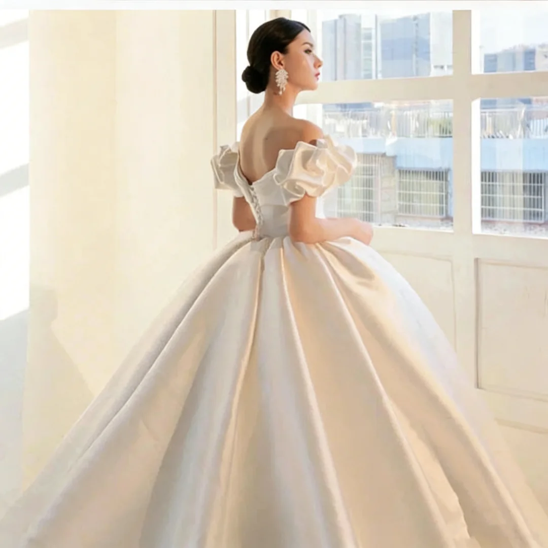 Personalizado fora do ombro querida pescoço manga curta rendas miçangas pérolas plissado cetim vestido de baile vestidos de casamento com trem capela